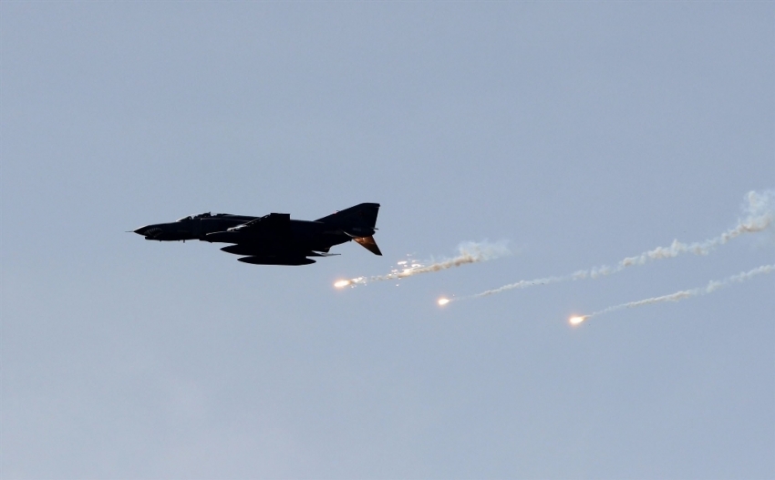 Deyrizor’a hava saldırısı: 20 sivil öldü