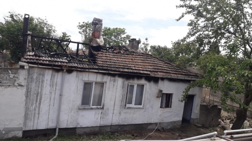 Bursa'da çıkan yangında bir ev tamamen kül oldu