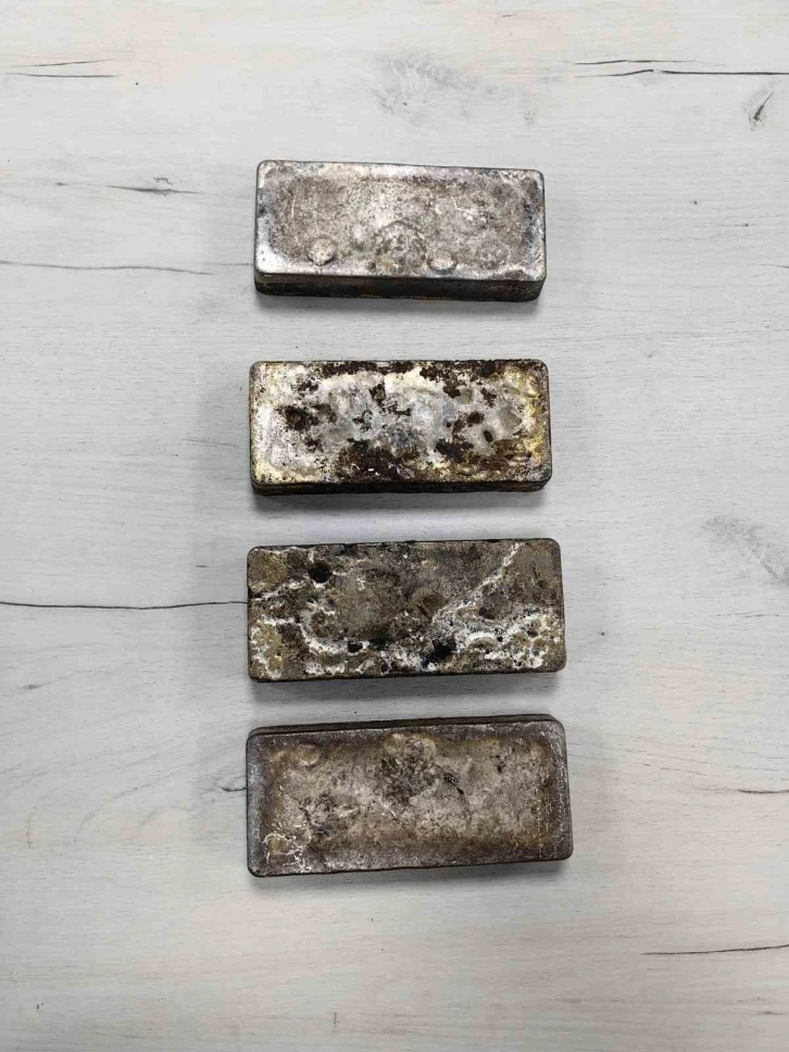 Cep telefonu şeklindeki getirdiği 14 kilo gümüş külçe Bulgar gümrüğüne takıldı
