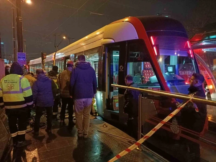 Cevizlibağ’da bir kişi tramvayın altına sıkıştı
