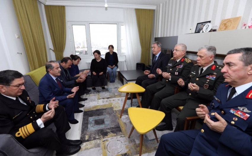 Milli Savunma Bakanı Akar şehit ailesini ziyaret etti