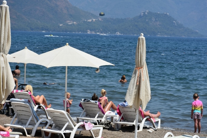 Tatilciler Marmaris plajlarını doldurdu