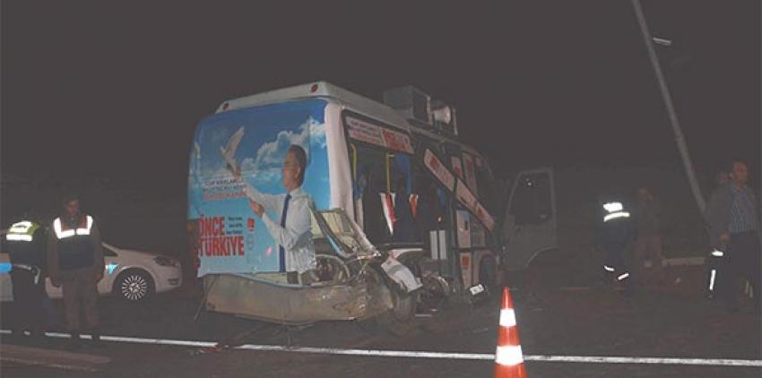 CHP'lileri taşıyan minibüs ciple çarpıştı: 19 yaralı