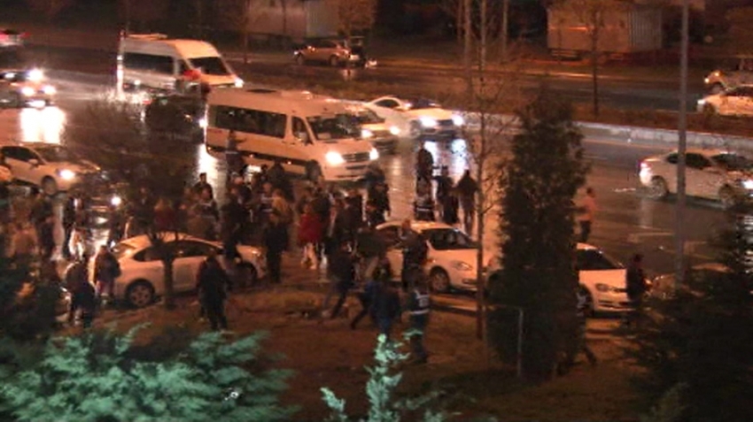 Ankara'da AK Parti konvoyuna taşlı saldırı