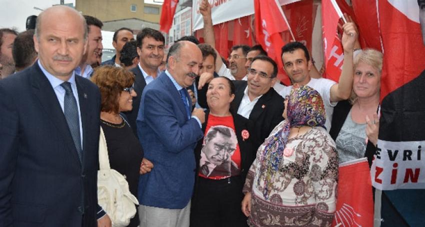 CHP standını ziyaret eden Sağlık Bakanı, alkışlarla karşılandı