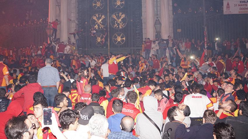 Galatasaraylılar şampiyonluğu Taksim’de kutladı