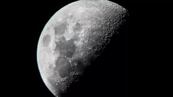 Çin'in keşif aracı Ay'ın karanlık yüzüne indi
