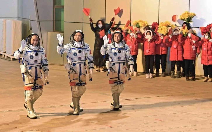 Çin'den uzay hamlesi! 3 astronot gönderdi 