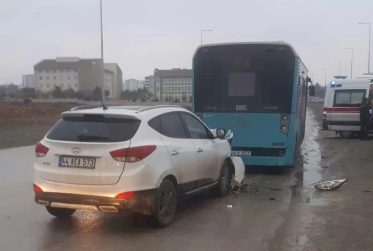 Malatya'da cip ile otobüs çarpıştı, 2 kişi yaralandı