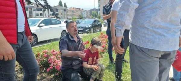 Bursa'da cipin çarptığı elektrikli bisikletteki baba ile oğlu yaralandı