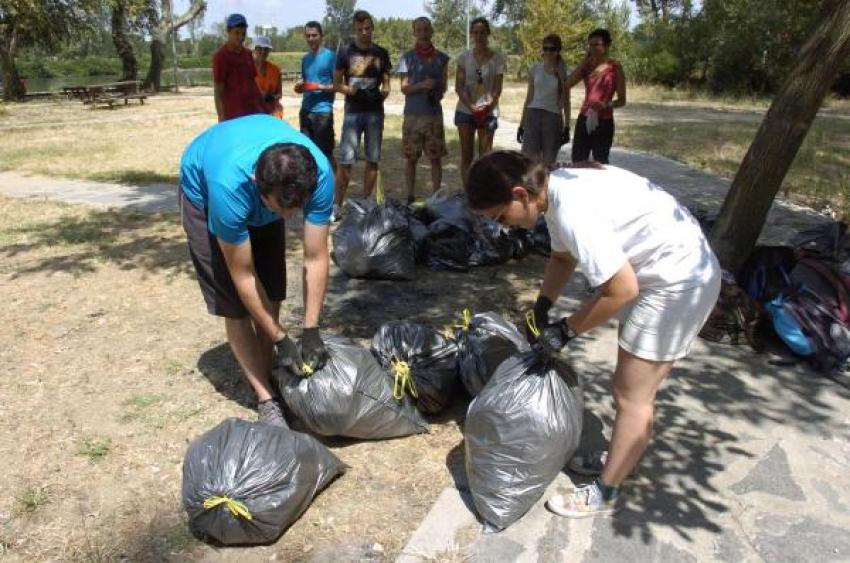 Yabancı öğrenciler piknikçilerin çöpünü topladı