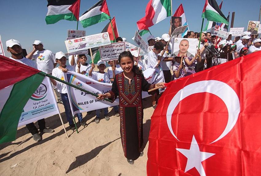 Gazze sahilinde Mavi Marmara gösterisi