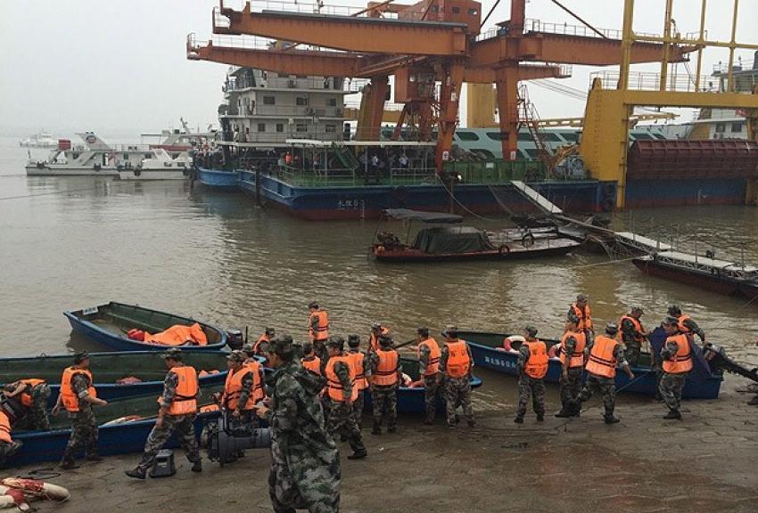 Çin'de batan gemideki 423 kişi aranıyor