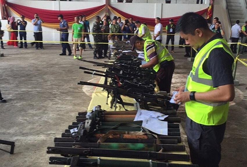 Filipinlerde barış silah bırakarak başladı