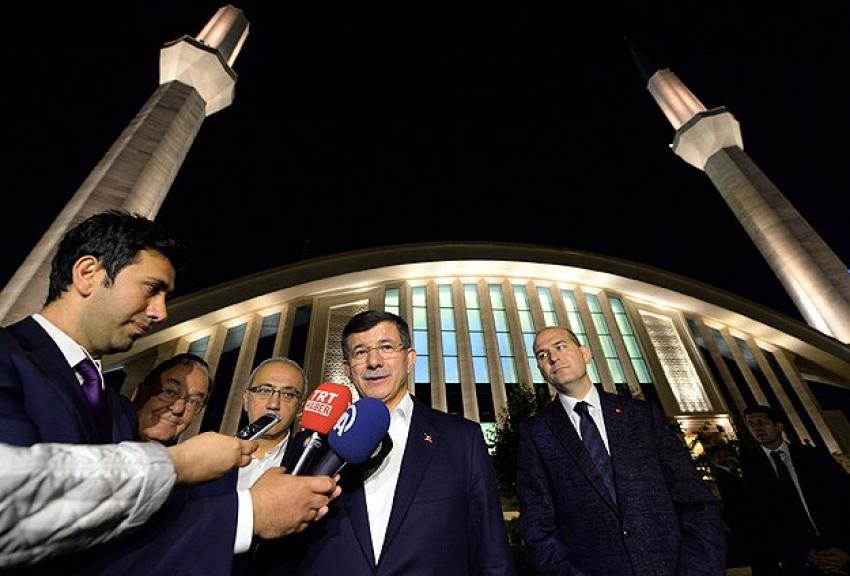 Başbakan Davutoğlu teravih namazı kıldı