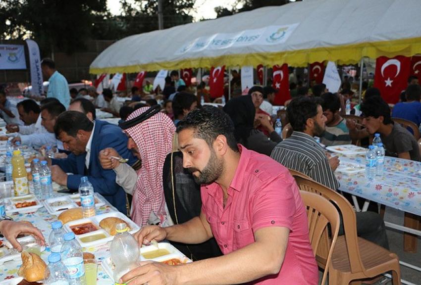 Akçakale'de Suriyelilerle ilk iftar