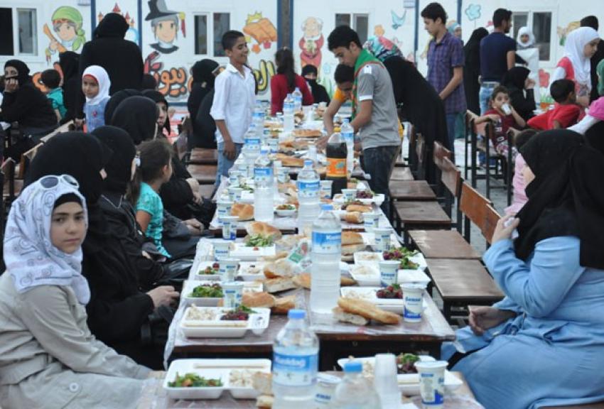 Üniversite öğrencilerinden Suriyeli yetimlere iftar