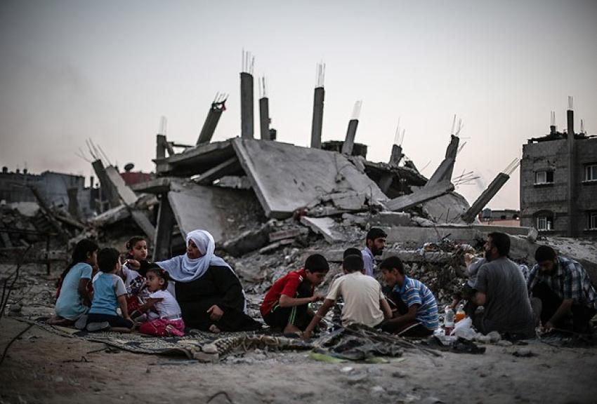 Gazze'de enkaz arasında iftar