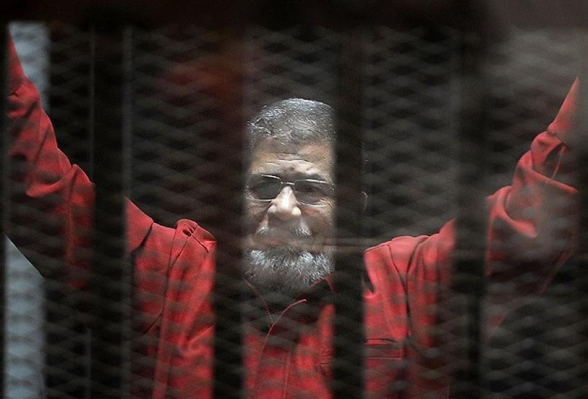 Mursi ilk kez idam mahkumu kıyafetiyle