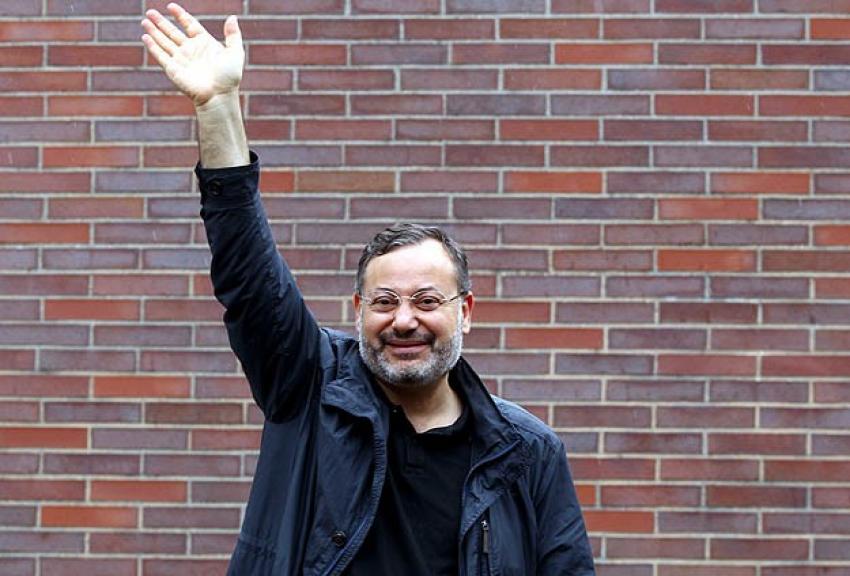 Gazeteci Mansur serbest bırakıldı