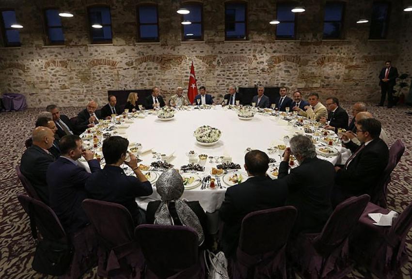 Başbakan Davutoğlu akademisyenlerle iftarda buluştu