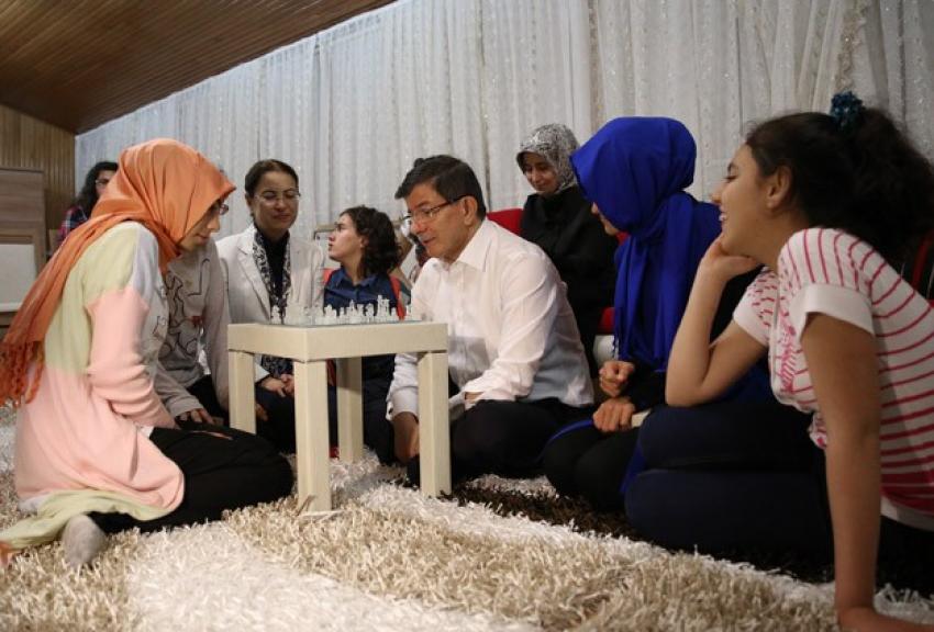 Başbakan Davutoğlu'dan sürpriz ziyaret