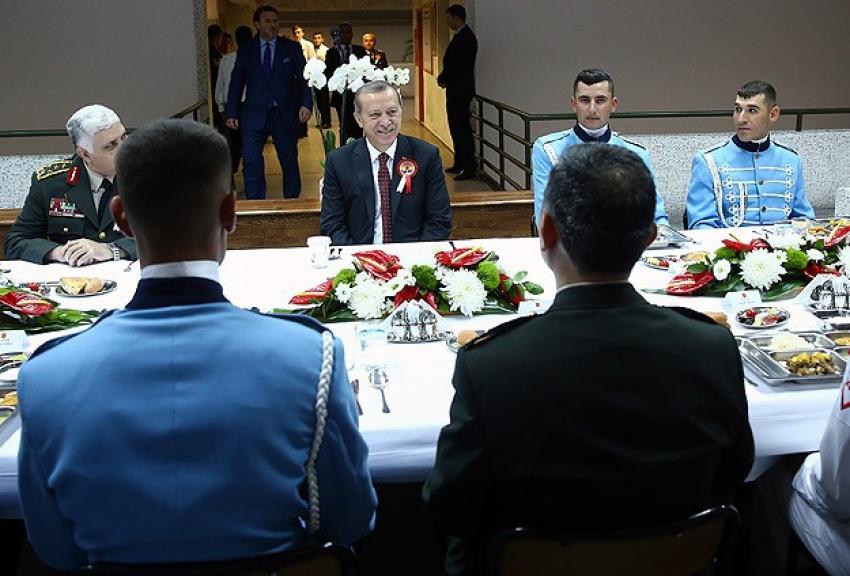 Cumhurbaşkanı Erdoğan Muhafız Alayı'nda iftar yaptı
