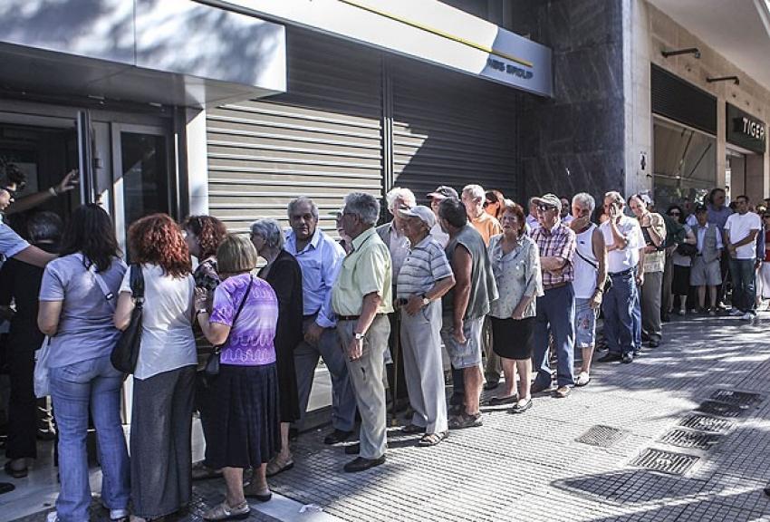 Yunanistan'da bankalar 13 Temmuz'a kadar kapalı