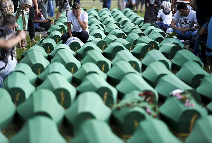 Srebrenitsa'da kurbanların cenazesi Potoçari Mezarlığı'nda