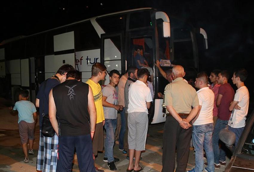 Teröristler öğrencileri taşıyan otobüsün yolunu kesti
