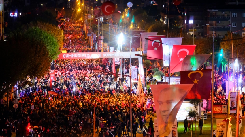 Bursa'da on binler Cumhuriyet için yürüdü