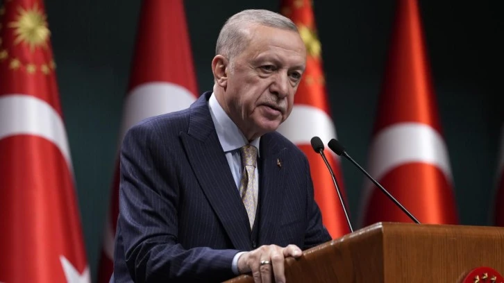 Cumhurbaşkanı Erdoğan: Helal rızık peşinde koşan tüm işçi ve emekçi kardeşlerime selam ve sevgilerimi gönderiyorum