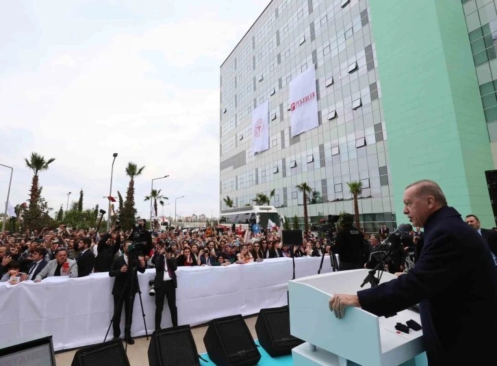 Cumhurbaşkanı Erdoğan: "Artık amacımız gelişmiş ülkelere yetişmek değil, onların en ön sıralarında yerimizi almak"
