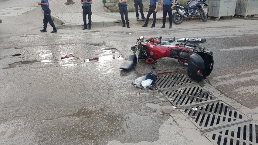 Savrulan motosikletten düştü