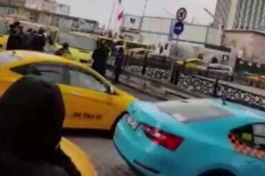 Taksim’de dolmuşçuların korna kavgası 