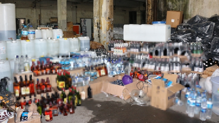10 ton metil alkol ve 120 bin şişe sahte içki ele geçirildi