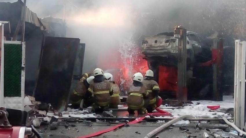 İzmir’de madeni yağ fabrikasında çıkan yangın güçlükle söndürüldü