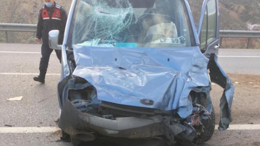 Hafif ticari araç takla attı: 7 yaralı