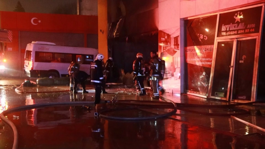 Bursa'da iki katlı mobilya atölyesi yandı