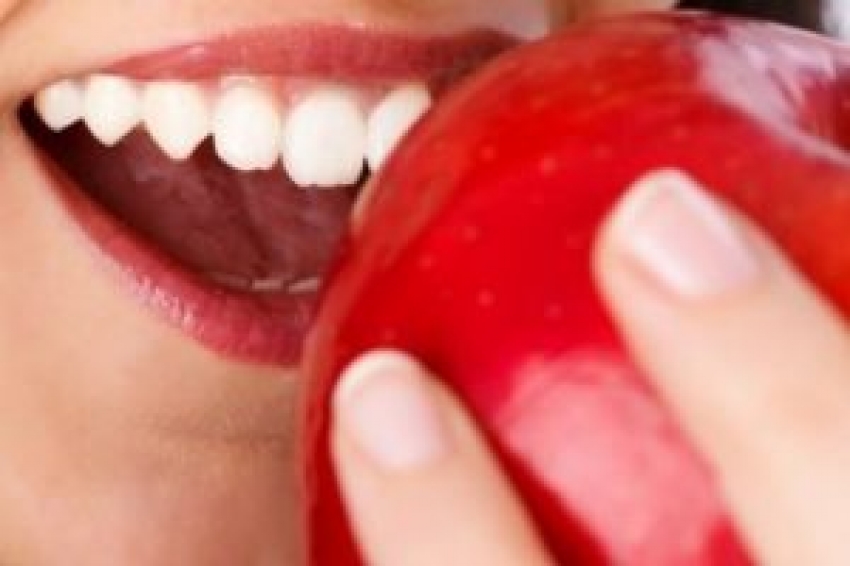 Sağlıklı dişlerin yolu elmadan geçiyor!