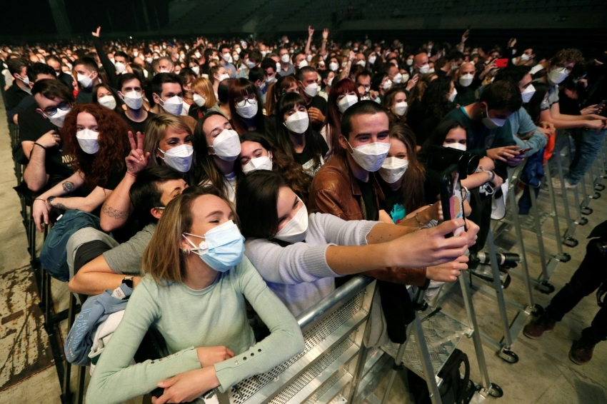 İspanya’da 5 bin kişilik “sosyal mesafesiz” konser