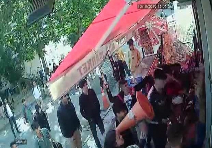 Sultangazi’de öğrenciler ‘taciz’ iddiasıyla markete saldırdı