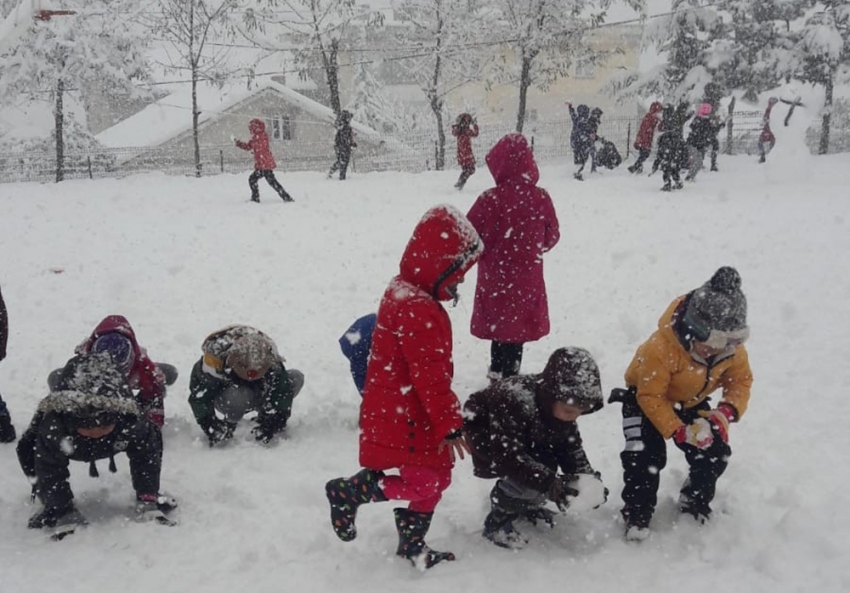 Adana’da çocukların kar sevinci