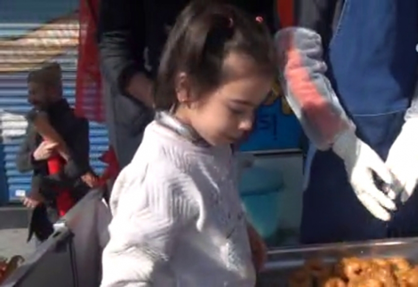 Şehit kızı Afrin şehitleri için lokma dağıttı