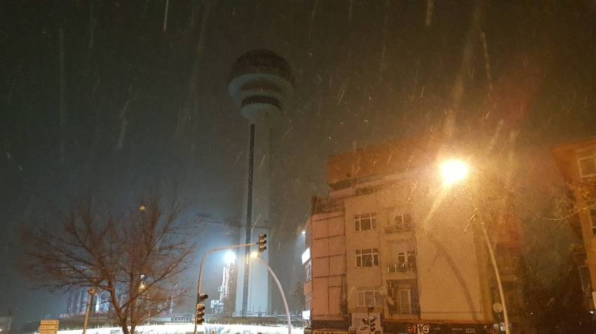 Ankara’da beklenen kar yağışı başladı