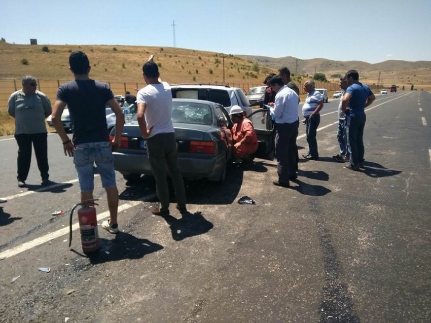 Sivas’ta iki otomobil çarpıştı: 10 yaralı