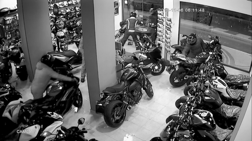2 buçuk dakikada 60 bin TL’lik motosiklet hırsızlığı