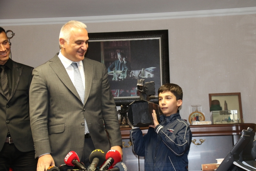 Bakan Ersoy, 11 yaşındaki Abdulselam’a kamera hediye etti