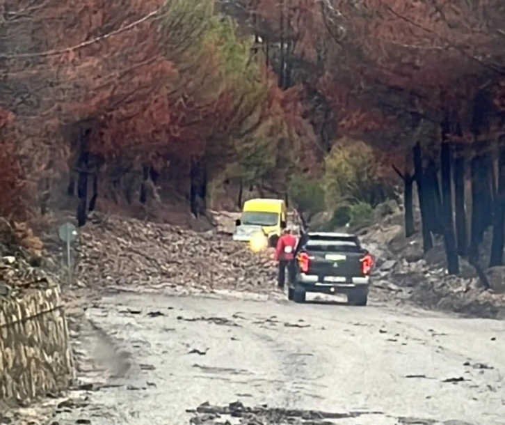 Datça-Betçe yolu sağanak yağmur sonrası kapandı