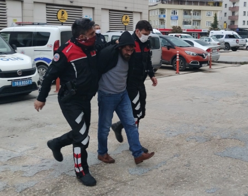 Bursa'da bir eve taşlı sopalı saldırı